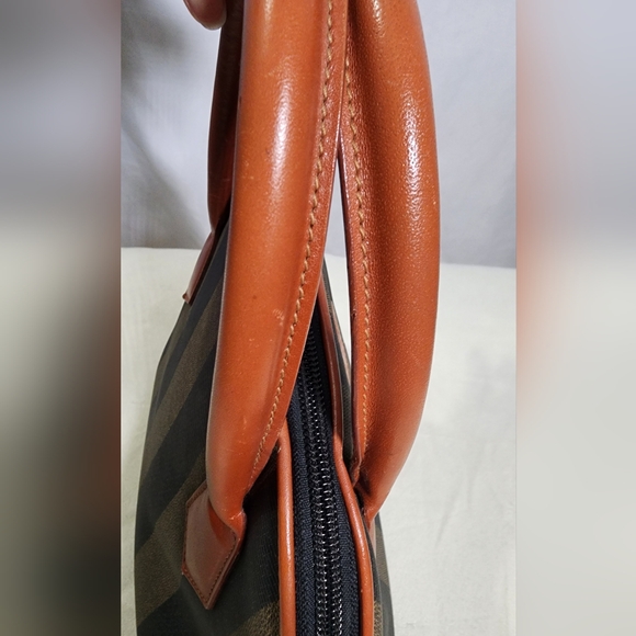 Fendi Penguin dome 2 way (original strap not incl). Int leather dry spots - Picture 6 of 13